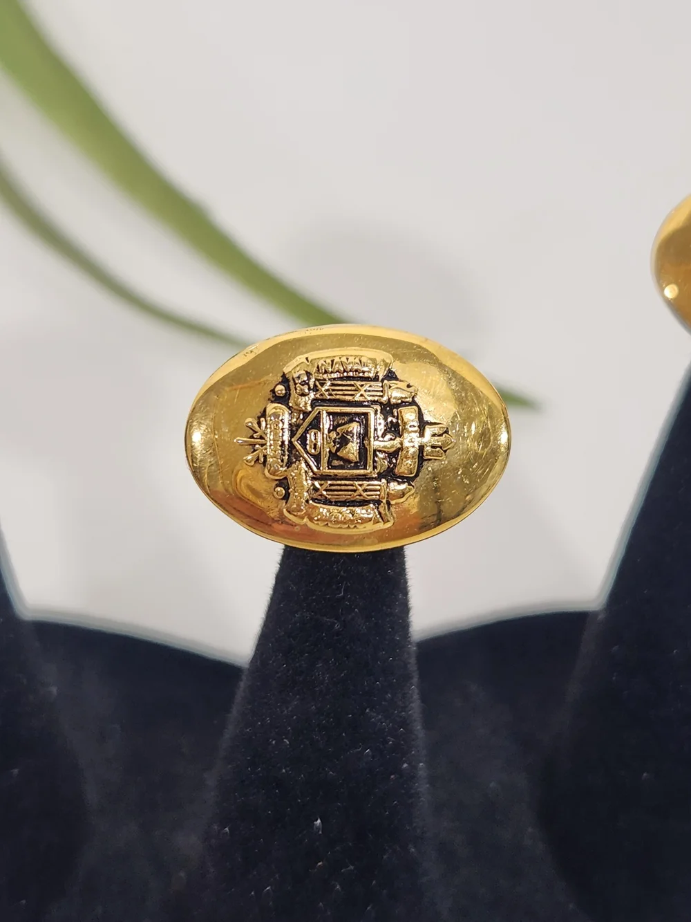 Gold Oval Emblem Cufflinks - Classic Men's Accessory